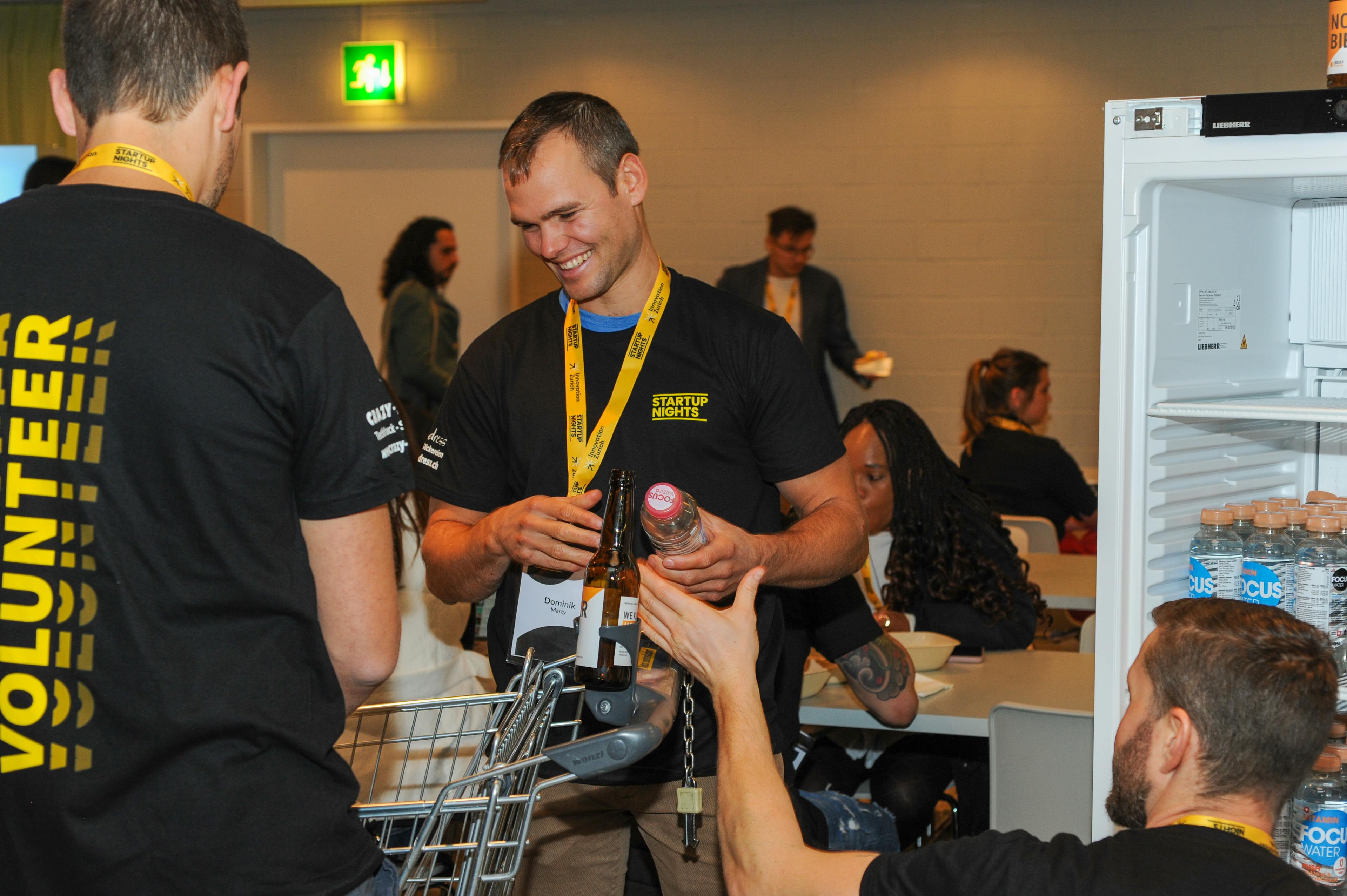 Volunteers filling up drinks at the Startup Nights 2023